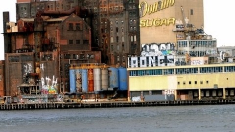La antigua refinería Domino Sugar.