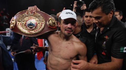 Juan Manuel Márquez celebra su victoria ante Mike Alvarado en The forumm en Inglewood, California.
