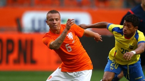El holandés Jordy Clasie y el ecuatoriano Joao Rojas intentan quedarse con el esférico en el duelo amistoso con miras al Mundial.
