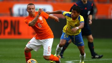 El holandés Jordy Clasie y el ecuatoriano Joao Rojas intentan quedarse con el esférico en el duelo amistoso con miras al Mundial.
