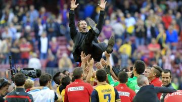 Los jugadores del Atlético de Madrid  celebran aventando a  Diego Simeone, tras lograr el título de la Liga.