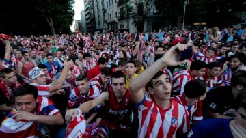 Miles  de seguidores del Atlético de Madrid salieron a las calles a festejar el décimo título de Liga del club colchonero.