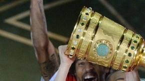 Philipp Lahm (izq.) y Franck Ribery celebran felices el título de la Copa Alemana, ayer.