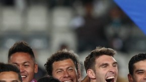 Rafael Márquez, capitán de León, carga el trofeo de campeón, mientras sus compañeros inician el festejo luego de vencer a los Tuzos en la Final del Clausura 2014 en el Estadio Hidalgo.