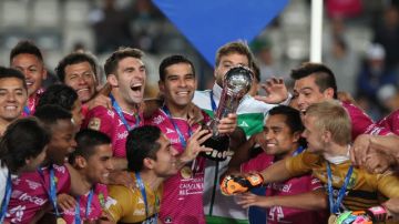 Rafael Márquez, capitán de León, carga el trofeo de campeón, mientras sus compañeros inician el festejo luego de vencer a los Tuzos en la Final del Clausura 2014 en el Estadio Hidalgo.