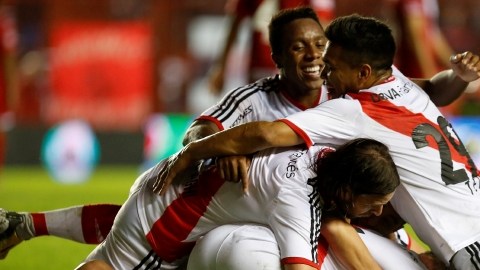 Los jugadores de River Plate celebra uno de los goles ante Quilmes.
