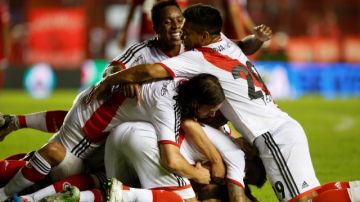Los jugadores de River Plate celebra uno de los goles ante Quilmes.