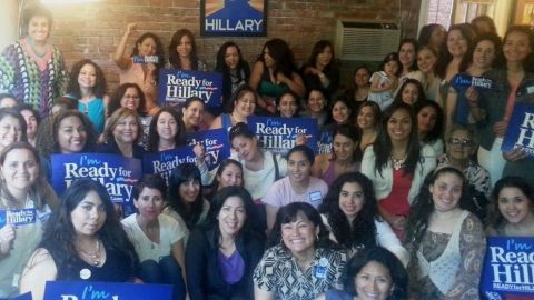 El grupo de hispanas se reunió en un apartamento en Washington, desde donde lanzaron la iniciativa de apoyo a la candidatura de la exsecretaria de Estado.