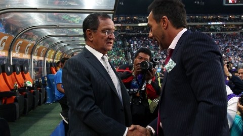 Enrique Meza (izq). intercambia el clásico saludo con Gustavo Matosas en la Final del domingo.