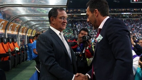 Enrique Meza (izq). intercambia el clásico saludo con Gustavo Matosas en la Final del domingo.