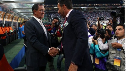Enrique Meza (izq). intercambia el clásico saludo con Gustavo Matosas en la Final del domingo.