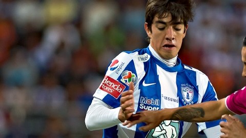 Luis Montes (der.) pelea por el balón con Rodolfo Pizarro, del Pachuca,  en el juego de vuelta del torneo clausura 2014.