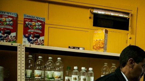 Los venezolanos sufren la escasez de productos básicos desde hace meses.