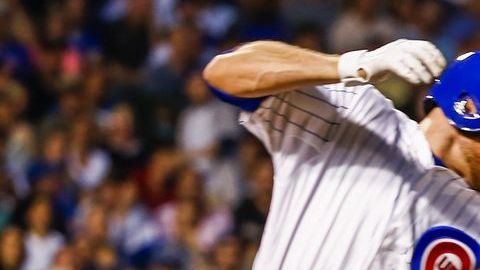 Masahiro Tanaka toca y pone fuera de juego al jugador Nate Schierholtz de los Cachorros de Chicago.