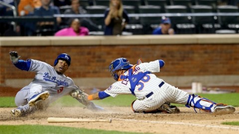 Carl Crawford llega a home antes de que lo toque el receptor de los Mets, Juan Centeno.