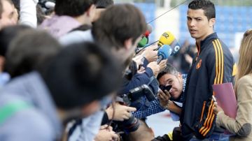 Cristiano Ronaldo, estrella del Real Madrid, responde a las preguntas de los periodistas antes de la práctica de ayer.
