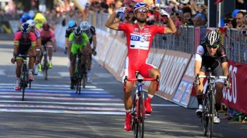 El ciclista francés del FDJ, Nacer Bouhanni (2d), celebra la victoria conseguida en la décima etapa del Giro de Italia, donde demostró ser el más veloz de la carrera.
