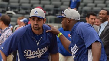 El mexicano Adrián González (izq.) es quien más ha ayudado a Puig en el vestidor del Dodgers.