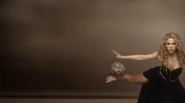 En el video, la cantante colombiana Shakira muestra sus habilidades con el balón
