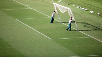 Trabajadores colocan una portería en el mítico estadio Maracaná, que hoy será entregado a la FIFA para el Mundial.
