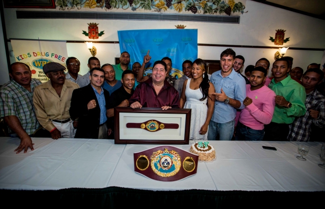 Wilfredo 'Bazooka' Gomez rodeado por ex-campeones y boxeadores clasificados y aficionados de Puerto Rico, durante el homenaje de la OMB ayer en San Juan.