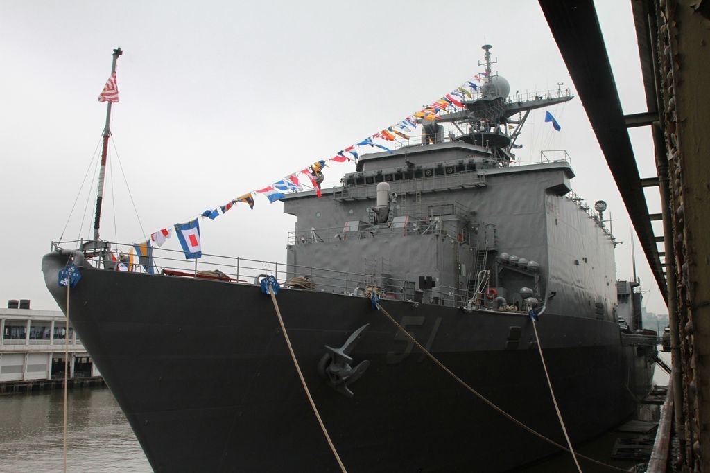 USS Oak Hill mide 186 metros de largo y 54 metros de alto.