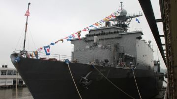 USS Oak Hill mide 186 metros de largo y 54 metros de alto.