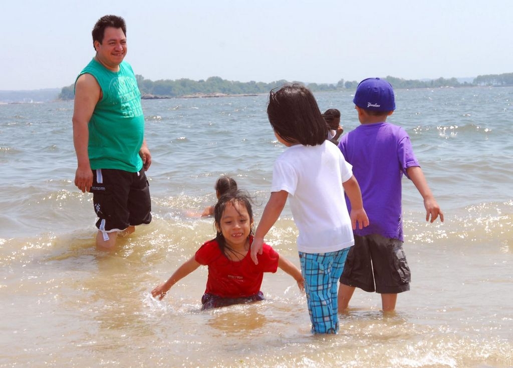 Familias visitan Orchard Beach, en El Bronx, durante el fin de semana de Memorial Day.