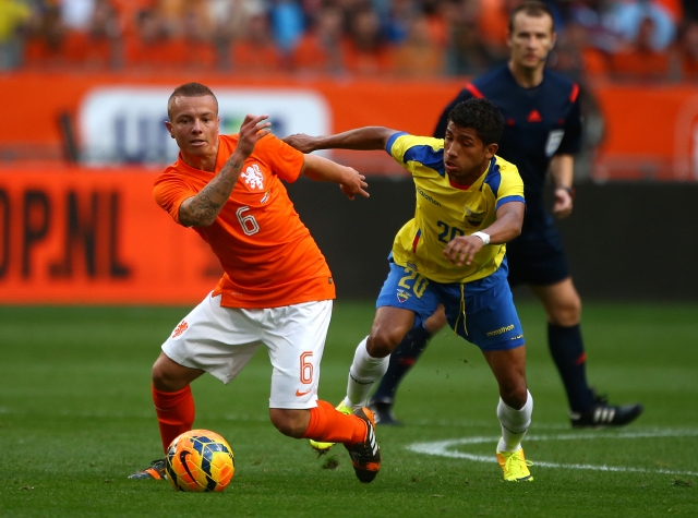 El holandés Jordy Clasie y el ecuatoriano Joao Rojas durante un duelo amistoso con miras al Mundial.
