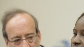 La superviviente de 15 años, Deborah Peter (c), de uno de los ataques de Boko Haram, participa en una rueda de prensa en el Capitolio, en Washington, D. C.,