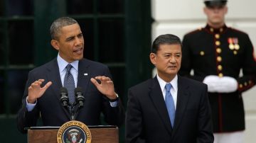 El presidente Obama indicó que prefiere esperar a que concluyan las investigaciones, antes de tomar una decisión sobre el secretario Eric Shinseki (der.).
