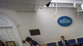 JL08. WASHINGTON (ESTADOS UNIDOS), 21/05/2014.- El presidente de EE.UU., Barack Obama, comparece ante los medios tras su encuentro con el secretario de Asuntos de Veteranos, Eric Shinseki, en la Casa Blanca en Washington, DC (Estados Unidos) hoy, miércoles 21 de mayo del 2014. Obama ha querido declarar sobre el escándalo que ha invadido el Departamento de Asuntos de Veteranos a raíz de los retrasos en tratamientos que podrían estar detrás de 40 fallecimientos en un hospital de Phoenix (Arizona). EFE/Jim Lo Scalzo