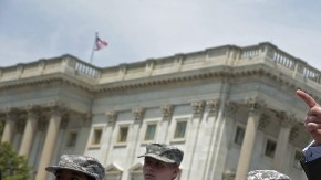 El representante Jeff Denham (republicano de California) con un grupo de 'dreamers' militares, jóvenes indocumentados que aspiran al servicio militar, en un mitin ayer en Washington para promover su medida de ley 'ENLIST Act'.