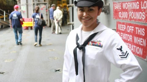 Ángela Rojas (26), oficial de segundo rango nacida en  Texas de padres mexicanos,  aprovechó para degustar la  comida afgana que comenzó a apreciar desde que realizó  misiones en el Medio Oriente.