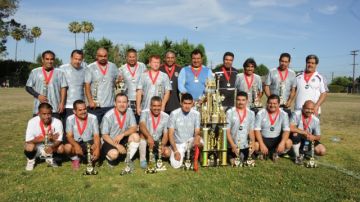 Los Reyes triunfan en el Torneo de Liga de los Auténticos Veteranos, por segundo año en fila.