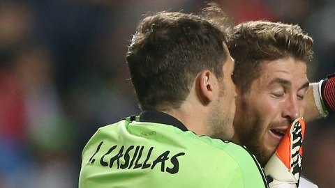 Iker Casillas e dio un beso en la mejilla a Sergio Ramos