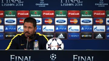 El entrenador argentino del Atlético de Madrid, Diego Simeone, durante la rueda de prensa que ofreció ayer en Lisboa.