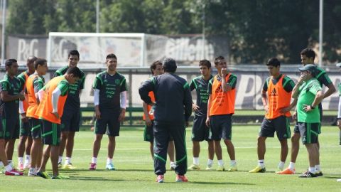 Miguel Herrera (der.) habla con sus jugadores en una práctica en el Centro de Alto Rendimiento de cara a los amistosos.