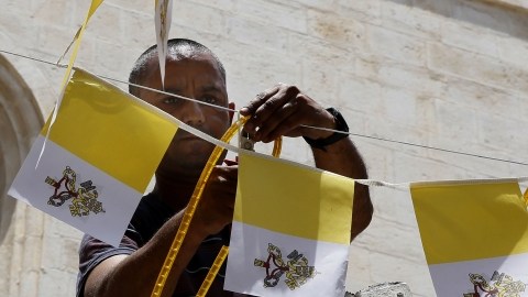 Un trabajador alista parte del escenario donde el Papa Francisco realizara su primera visita a Jersusalem.