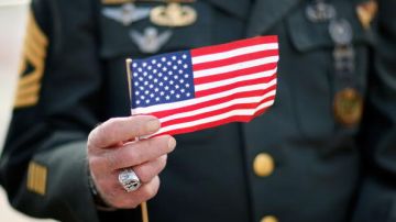 Los soldados con residencia permanente tienen derecho a naturalizarse estadounidenses, pero el proceso no es automático.