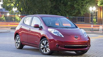 El Nissan LEAF es impulsado por una batería avanzada de litio-ion y un motor de 80 kW.