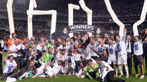 Jugadores y cuerpo técnico del Real Madrid presumen su 'orejona' tras derrotar al Atlético de Madrid en la Final de la Liga de Campeones 2013-2014 en el duelo celebrado en el Estadio Da Luz de Lisboa.