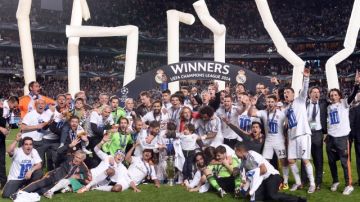 Jugadores y cuerpo técnico del Real Madrid presumen su 'orejona' tras derrotar al Atlético de Madrid en la Final de la Liga de Campeones 2013-2014  en el duelo celebrado en el Estadio Da Luz de Lisboa.