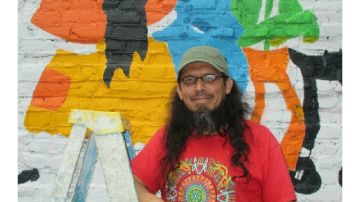 Muralista & Mezcalero: Aaron Tzin está dejando su impronta en el Kallejón con un mural de la familia Burrón y seminarios sobre la geografía del mezcal. El establecimiento ubicado en East Harlem es propiedad de su hermano, Néstor León.