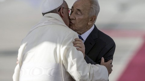 El Sumo Pontífico realiza una visita por Tierra Santa; en Israel fue recibido por el mandatario Simón Peres.