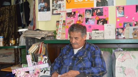 Andrés Rodriguez de León, que tiene 70 años y es veterano de Vietnam, acude al refugio a buscar comida.