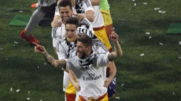 En la celebración en la cancha del Estadio Santiago Bernabéu, jugadores sacan sus mejores pasos de baile. Abajo, presumen su décima 'orejona' al llegar al estrado.