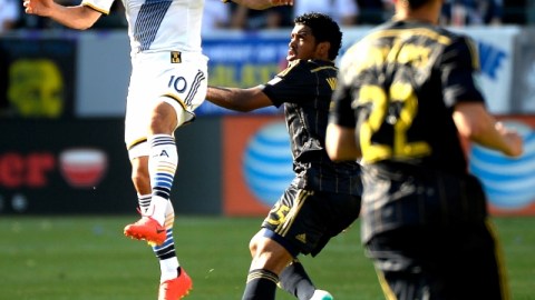 Landon Donovan cabecea el balón ante Sheanon Williams en el StubHub Center.