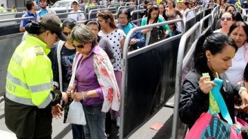 Cientos de personas entran a un centro de votación durante las elecciones presidenciales, en Bogotá,Colombia.