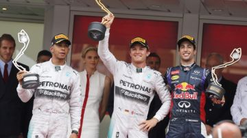 Nico Rosberg (centro), de Mercedes, flanquedo por su compañero de equipo Lewis Hamilton (izq.)  y  Daniel Ricciardo de Red Bull, en el podio.